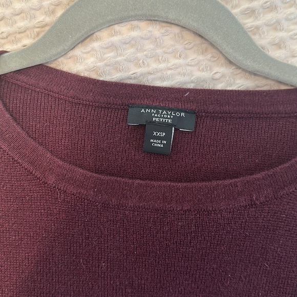 Ann Taylor factory cranberry wine color button detail short sleeve top XXS - Picture 3 of 4